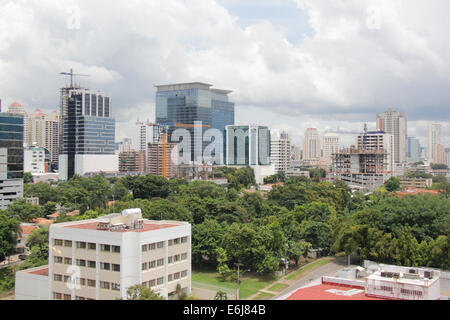 Panama quartiere finanziario della città di edifici. Banca e uffici commerciali con architettura moderna. Foto Stock