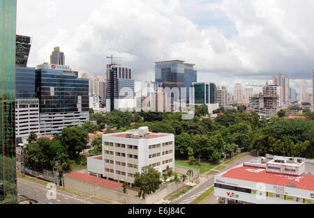 Panama quartiere finanziario della città di edifici. Banca e uffici commerciali con architettura moderna. Foto Stock