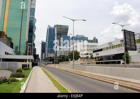 Panama quartiere finanziario della città di edifici. Banca e uffici commerciali con architettura moderna. Foto Stock