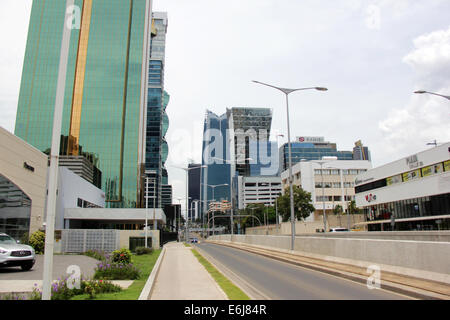 Panama quartiere finanziario della città di edifici. Banca e uffici commerciali con architettura moderna. Foto Stock