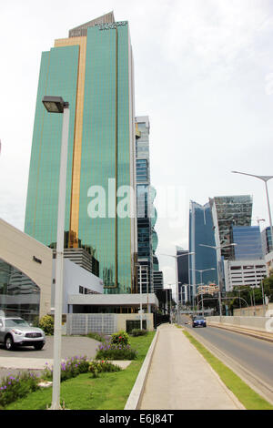 Panama quartiere finanziario della città di edifici. Banca e uffici commerciali con architettura moderna. Foto Stock