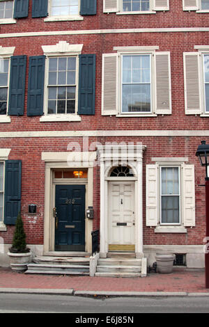 Porta coloniale da un edificio a Philadelphia e l'area di società Hill, Pennsylvania, Stati Uniti. Foto Stock