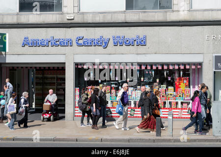 Gli amanti dello shopping a piedi in passato American caramella dolce mondo store su Princes Street, Edinburgh Foto Stock