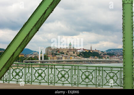 Vista del Ponte della Libertà e il ponte Elisabetta sul Danubio a Budapest con il Castello di Buda in background Foto Stock