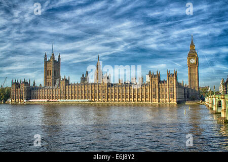 La Casa del Parlamento, la sede del governo britannico. Preso dal lato sud di Westminster Bridge Foto Stock