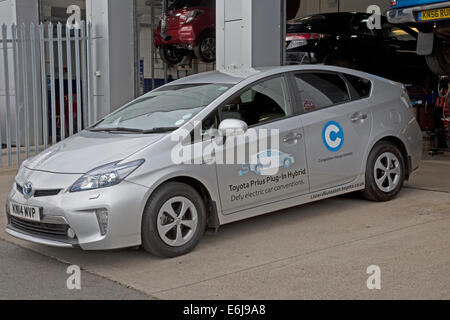 La Toyota Prius Plug In OLEV ultra bassa emissione di dimensioni medie e plug-in veicolo elettrico ibrido parcheggiata Foto Stock