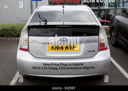 La Toyota Prius Plug In OLEV ultra bassa emissione di dimensioni medie e plug-in veicolo elettrico ibrido parcheggiata Foto Stock