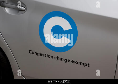 La Toyota Prius Plug In OLEV congestion charge esenti ultra bassa emissione di dimensioni medie e plug-in veicolo elettrico ibrido parcheggiata fuori L Foto Stock