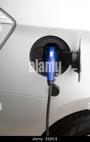 Cavo di ricarica e presa la Toyota Prius Plug In OLEV ultra bassa emissione di dimensioni medie e plug-in veicolo elettrico ibrido Foto Stock