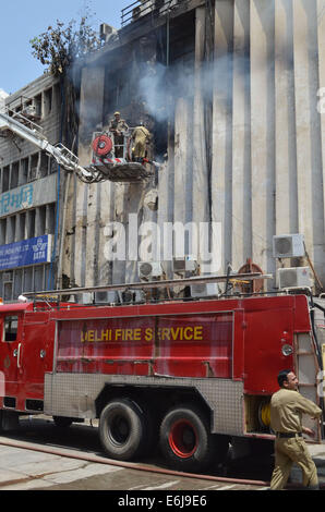 New Delhi, India. 25 Ago, 2014. I vigili del fuoco tentare di spegnere un incendio scoppiato in un edificio in Cannaught Place in New Delhi, India, 25 Agosto, 2014. Il numero di sinistri è sconosciuto. Credito: Partha Sarkar/Xinhua/Alamy Live News Foto Stock