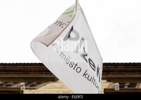 Bandiera con il logo della capitale europea 2015 Pilsen sventolare sul municipio, 19.05.2014 Foto Stock