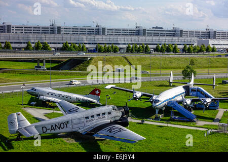 Aeroplani storici sul parco visitatori all'aeroporto di Monaco, Monaco di Baviera, Germania Foto Stock