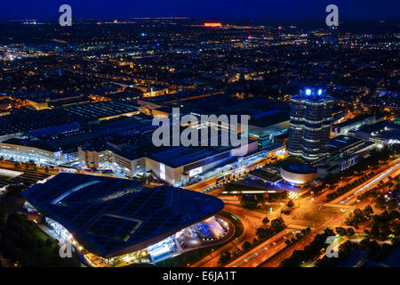 Guardare il BMW Welt e sede 'BMW a quattro cilindri', Monaco di Baviera, Germania, Europa Foto Stock