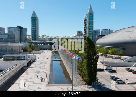 Lisbona, Portogallo - Agosto 07, 2014: Visitatori comming dentro e fuori il centro commerciale Vasco da Gama, Sao Rafael Torre nel retro e Foto Stock