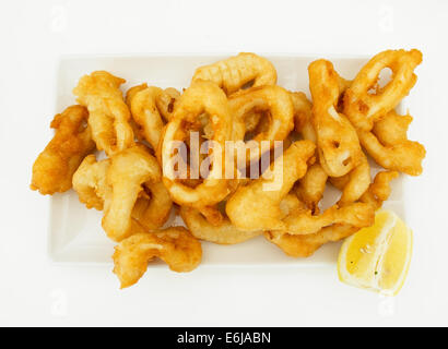 Tipiche tapas spagnole. Frittura di anelli di totano razione. (Racion de Calamares fritos) Foto Stock