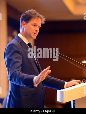 New Delhi, India. 25 Ago, 2014. British Vice Primo Ministro Nick Clegg risolve il "UK-INDIA: Business è grande' Conferenza di Nuova Delhi, India, 25 Agosto, 2014. Credito: Partha Sarkar/Xinhua/Alamy Live News Foto Stock