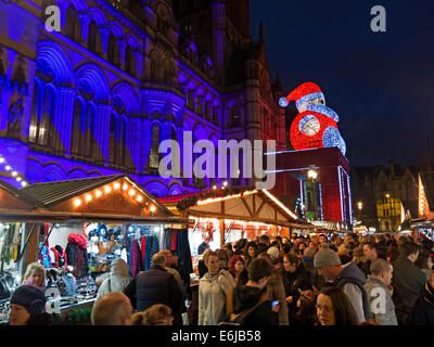 Manchester Dicembre Mercatino di Natale al tramonto, con Santa sul municipio, Albert Square, England, Regno Unito Foto Stock