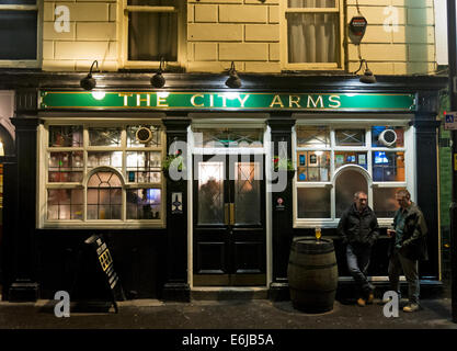 La città Arms Pub, Manchester, NW Inghilterra, Regno Unito in prima serata Foto Stock