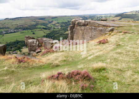 Affioramenti Gritstone lungo il bordo Curbar nel distretto di Peak Derbyshire Foto Stock