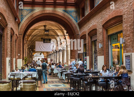 Buca di San Petronio ristorante in un portico dalla basilica nella Piazza Maggiore di Bologna, Emilia Romagna, Italia Foto Stock