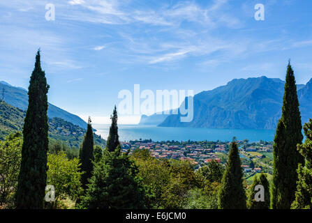 Vista su Torbole e Riva nord del Lago di Garda dalla SS240, laghi italiani, il Lago di Garda e Trento, Italia Foto Stock