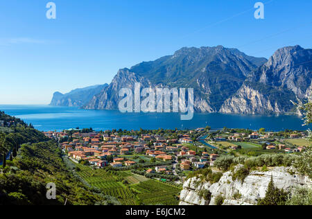 Vista su Torbole e Riva nord del Lago di Garda dalla SS240, il Lago di Garda e Trento, Italia Foto Stock