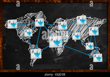 Mondo connessione twitter sulla mappa di Blackboard Chalk Foto Stock