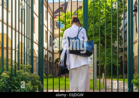 Giovane donna ringhiera di apertura del gate del Strasburgo Alsace Francia Europa Foto Stock