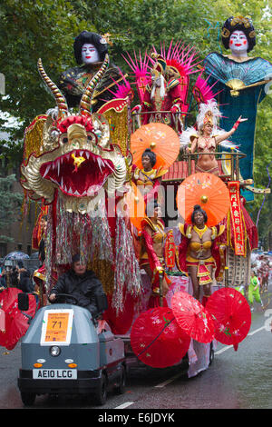 Londra, Regno Unito. 25 Ago, 2014. Gli artisti interpreti o esecutori di carnevale sotto la pioggia a Ferragosto a pioggia il carnevale di Notting Hill 2014, West London, UK Credit: Jeff Gilbert/Alamy Live News Foto Stock