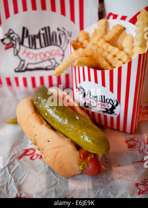 Un classico Chicago-style di hot dog e crinkle patatine fritte da Portillo's Hot Dogs in Chicago, Illinois. Foto Stock