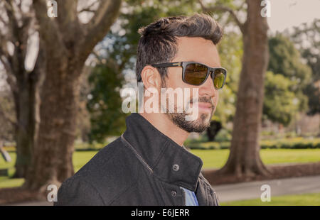 Bello attraente giovani indiani uomo ritratto Foto Stock