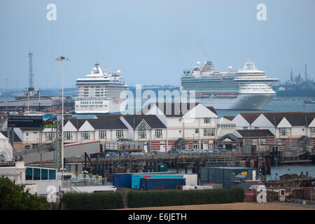 MV Azura nave da crociera azionato P & O Cruises e proprietà di carnevale a Southampton Regno Unito Foto Stock