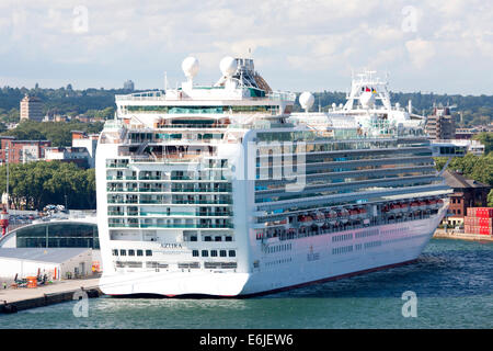 MV Azura nave da crociera azionato P & O Cruises e proprietà di carnevale a Southampton Regno Unito Foto Stock