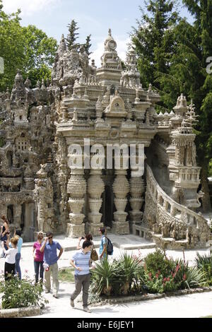 Dal 1879 al 1912, francese postino Ferdinand Cheval costruì il suo palazzo ideale, Palais ideale, Hauterives, Drome, Rhone Alpes, Francia. Foto Stock