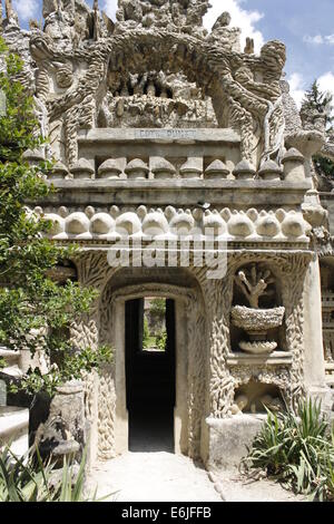 Dal 1879 al 1912, francese postino Ferdinand Cheval costruì il suo palazzo ideale, Palais ideale, Hauterives, Drome, Rhone Alpes, Francia. Foto Stock