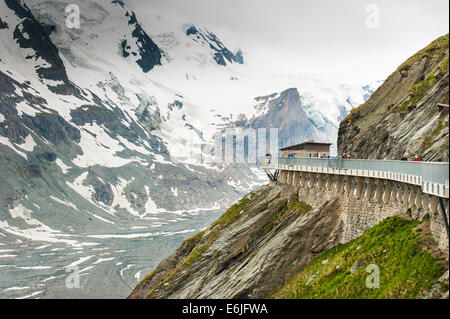 La vista sul ghiacciaio Pasterze e Grossglockener Montagna. La Strada alpina del Grossglockner mountain è il più alto in Austria. Foto Stock