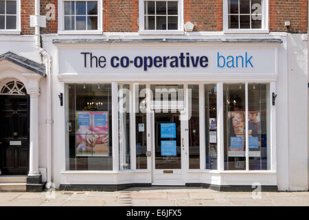 La Cooperativa filiale di banca finestra anteriore. North Street, Chichester, West Sussex, in Inghilterra, Regno Unito, Gran Bretagna Foto Stock