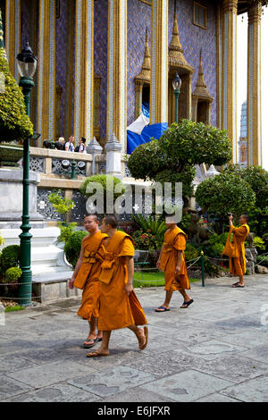 I monaci buddisti al Grand Palace, edificio a Bangkok, Thailandia, Sud-est asiatico. Persone, monumento, landmark, religione, pagoda Foto Stock