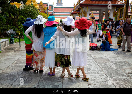 I turisti al Grand Palace, edificio a Bangkok, Thailandia, Sud-est asiatico. Le persone che la foto ricordo, gruppo di donne Foto Stock