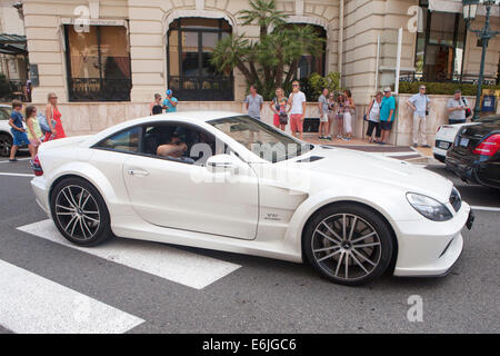 White Mercedes SL65 AMG Black Series V12 biturbo a Monte Carlo per una zona del Principato di Monaco Foto Stock