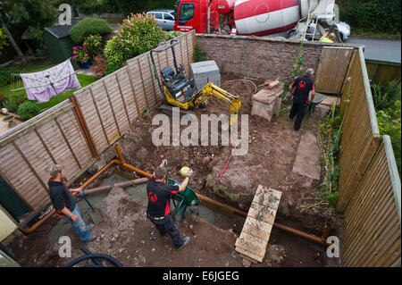 Costruttori la colata di cemento nelle fondamenta della casa di estensione a Hay-on-Wye Powys Wales UK Foto Stock