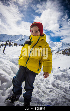 Bambini che giocano sulla neve Foto Stock