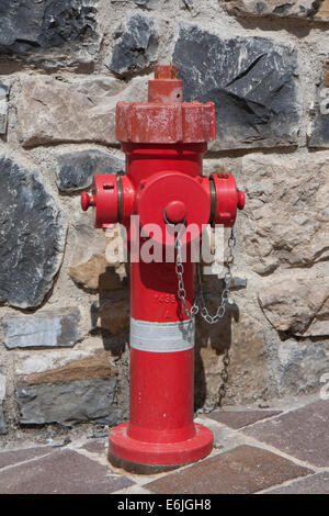 Vecchio rosso idrante di fuoco in primo piano Foto Stock