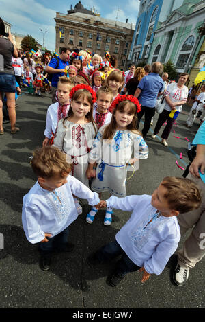 Kiev, Ucraina, 24 Agosto, 2014. 5000 persone prendono parte a ricamo parata del giorno di indipendenza dell'Ucraina. Sfilata di nazionale ucraina di vestiti "vyshyvanka' o camicia ricamata tradizionalmente si svolge il giorno dell'indipendenza dell'Ucraina. Questo anno è convocata insieme quantità record di persone di diverse regioni dell'Ucraina, vestito in antichi abiti tradizionali. Credito: Oleksandr Rupeta/Alamy Live News Foto Stock