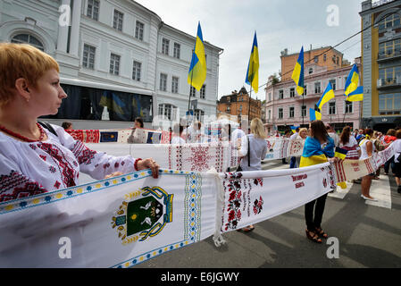 Kiev, Ucraina, 24 Agosto, 2014. 5000 persone prendono parte a ricamo parata del giorno di indipendenza dell'Ucraina. Sfilata di nazionale ucraina di vestiti "vyshyvanka' o camicia ricamata tradizionalmente si svolge il giorno dell'indipendenza dell'Ucraina. Questo anno è convocata insieme quantità record di persone di diverse regioni dell'Ucraina, vestito in antichi abiti tradizionali. Credito: Oleksandr Rupeta/Alamy Live News Foto Stock