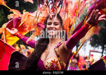 Londra, Regno Unito. 25 Ago, 2014. Un reveller prende parte alla parata durante il carnevale di Notting Hill a Londra. Credito: Piero Cruciatti/Alamy Live News Foto Stock