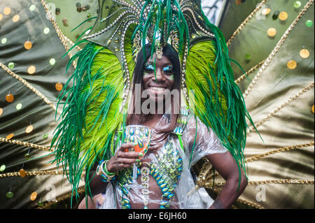 Londra, Regno Unito. 25 Ago, 2014. Un reveller prende parte alla parata durante il carnevale di Notting Hill a Londra. Credito: Piero Cruciatti/Alamy Live News Foto Stock