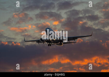 Aereo commerciale Boeing 737 jet in avvicinamento finale per l'atterraggio-Victoria, British Columbia, Canada. Foto Stock