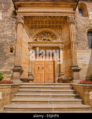 Sud del portale rinascimentale della Basilica di San Giorgio a Praga. Immagine hdr. Foto Stock