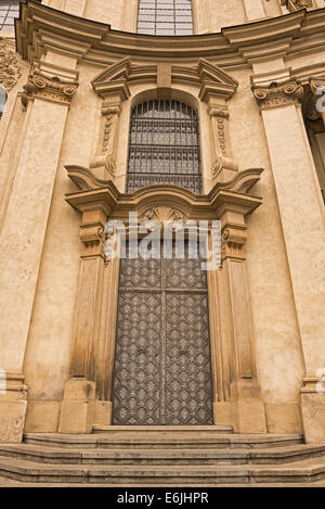Praga, Repubblica Ceca - 13 agosto 2014: porta di ingresso del barocco della chiesa di San Nicola a Mala Strana di Praga Foto Stock